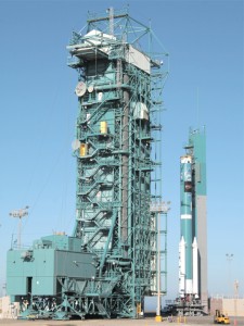 Nosná raketa Delta II se připravuje na start s družicí WISE
