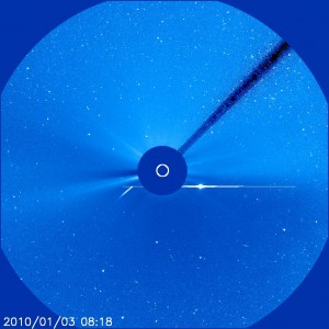 Kometa na snímku z koronografu LASCO C3 dne 3. ledna 2009 v 9:18 našeho času. <b> Kliknutím na snímek zobrazíte aktuální fotografii!!!</b>