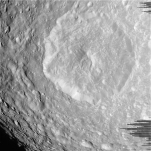Kráter Herschel ze vzdálenosti 35 000 km. 