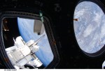 Pohled na Zemi a raketoplán Endeavour z modulu Cupola. 