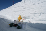 Hledání meteoritů na základně CONCORDIA v Antarktidě (J. Duprat, CSNSM-CNRS)