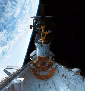 Sonda Galileo v nákladovém prostoru raketoplánu Atlantis. 