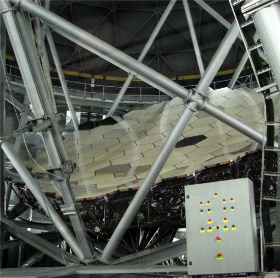 Primární zrcadlo dalekohledu SALT. Zdroj: Wikipedia 
