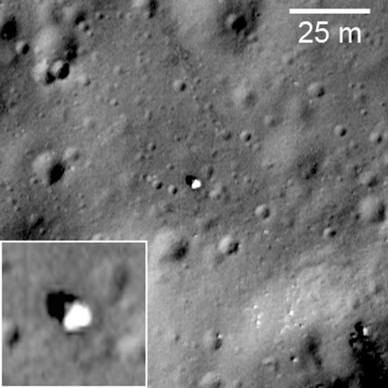 Zaparkovaný Lunochod 1 na snímku ze sondy LRO. Credit: NASA