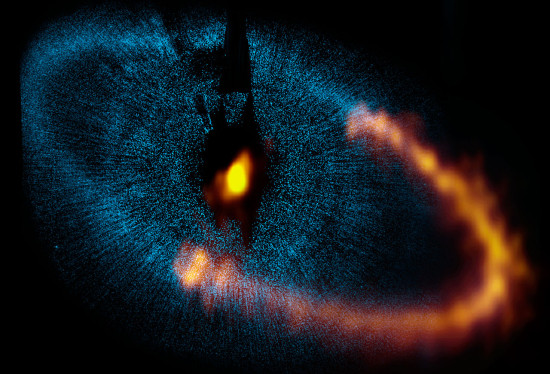 Prachový disk u hvězdy Fomalhaut na snímku z ALMA. Credit: ALMA (ESO/NAOJ/NRAO). Visible light image: the NASA/ESA Hubble Space Telescope