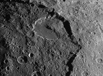 Kráter Malun na měsíci Japetus. Kráter je do vzdálenosti 8 km zavalen sypkým materiálem, který se uvolnil po vzniku zlomu. Zdroj: NASA.