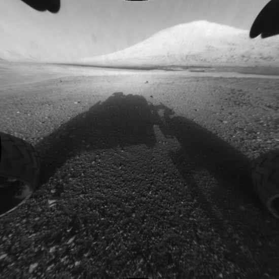 Aeolis Mons na jednom z prvních snímků z Curiosity. Credit: NASA