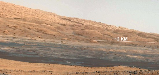 Úpatí hory Sharp na fotografii z kamery MastCam, která je součástí pestré kamerové výzbroje Curiosity. Credit: NASA