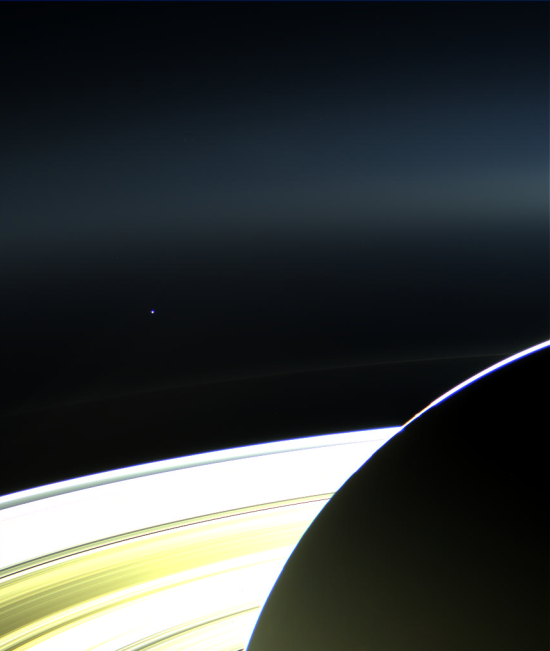 Země a Saturn. Credit: NASA