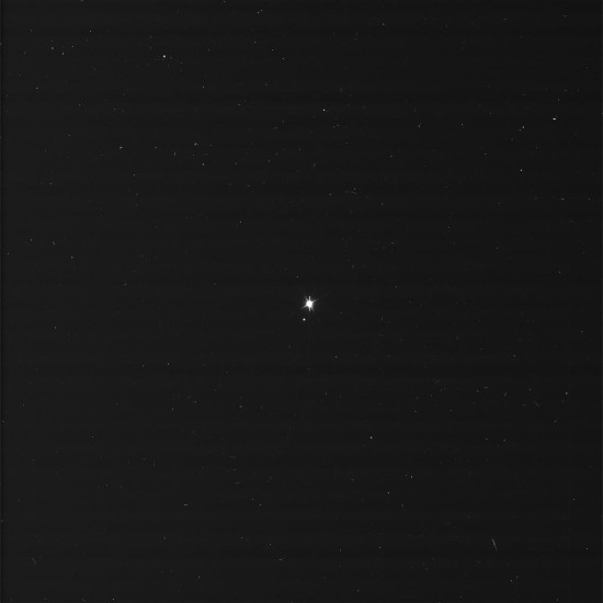 Země a Měsíc ze vzdálenosti 1,4 miliard km na původním snímku. Credit: NASA