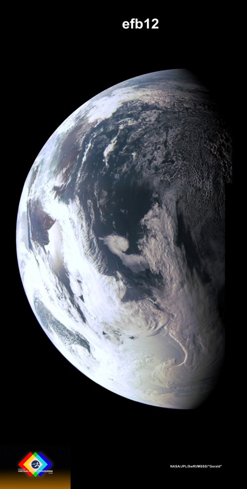 Nádherný snímek Země ze sondy Juno z 9. října 2013.