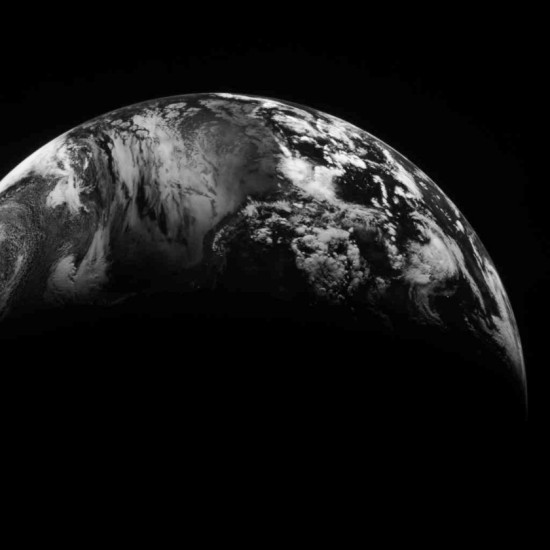 Země na snímku z americké sondy MESSENGER z 2. srpna 2005