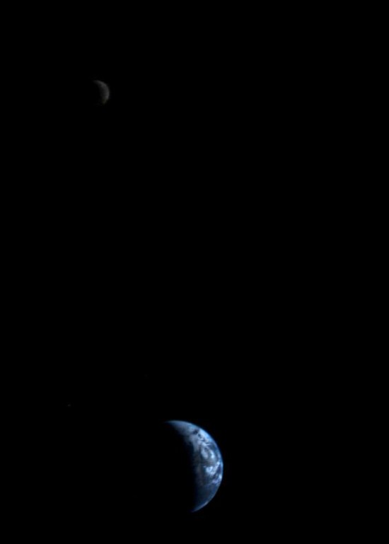 Země a Měsíc očima sondy Voyager 1 dne 18. září 1977 ze vzdálenosti 11,7 milionů kilometrů. 