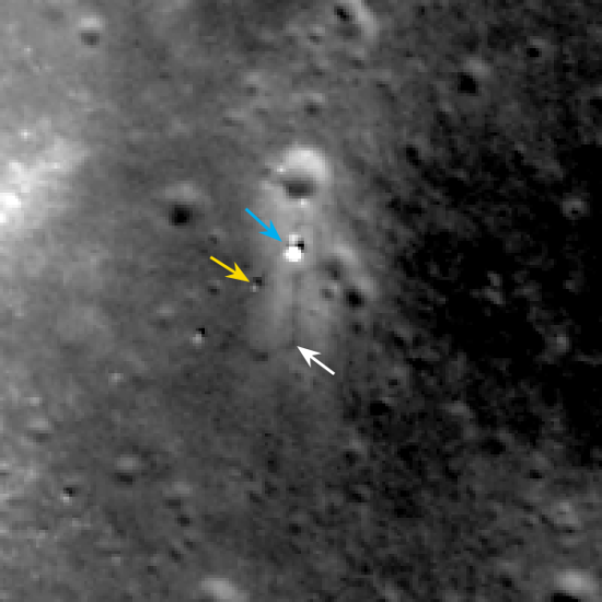 Detail předešlého snímku. Modrá šipka označuje sondu, žlutá rover a bílá stopy v regolitu.