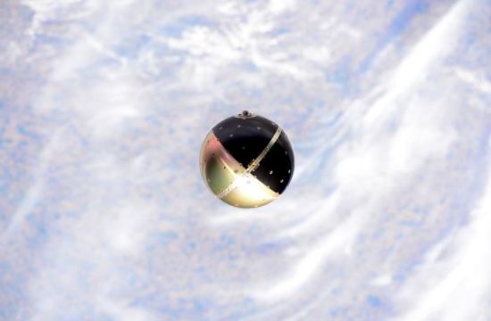 SpinSat na oběžné dráze krátce po vypuštění z ISS. 