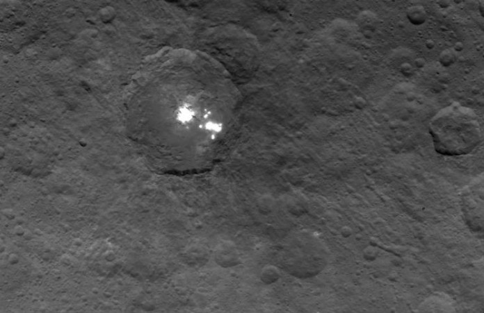 Skvrny na Cereře, foto: NASA