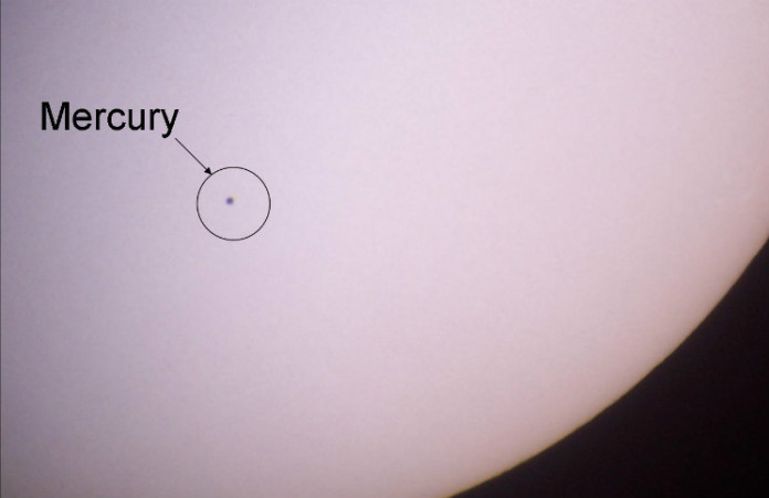 Tranzit Merkuru přes Slunce. Zdroj: EricandHolli, Wikipedia, CC BY-SA 3.0