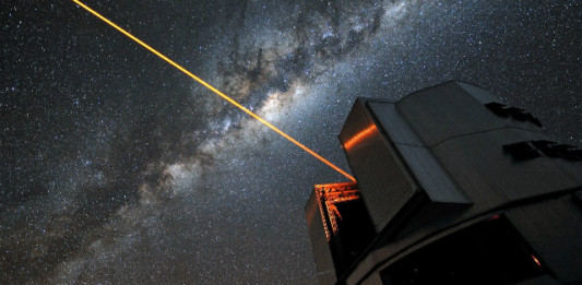 Laser na observatoři ESO - slouží ale pro adaptivní optiku (vyrušení vlivu atmosféry) a ne maskování před mimozemšťany. Credit: ESO/G. Hüdepohl