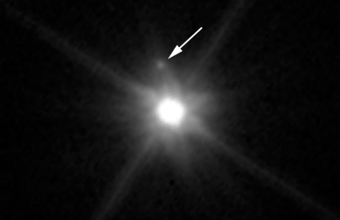 Makemake a její měsíc. Credit: NASA, ESA, A. Parker and M. Buie (Southwest Research Institute), W. Grundy (Lowell Observatory), and K. Noll (NASA GSFC)