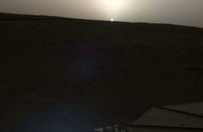 Západ Slunce na Marsu. Credits: NASA/JPL-Caltech